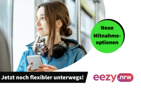 Eine Junge frau schaut aus dem BUsfenster und hält ein Handy in der Hand. Die Aufschrift lautet Jetzt noch flexibler unterwegs und zeigt ein eezy.nrw Logo