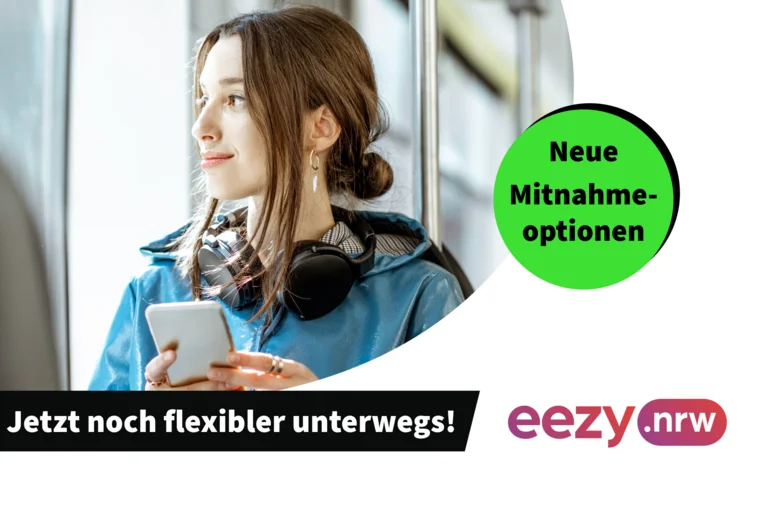 Eine Junge frau schaut aus dem BUsfenster und hält ein Handy in der Hand. Die Aufschrift lautet Jetzt noch flexibler unterwegs und zeigt ein eezy.nrw Logo