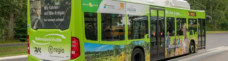 Seiten- und Heckansicht im Closeup eines Bioerdgasbusses, dieser fährt als NationalparkShuttle in der Eifel