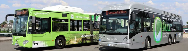 Zwei Busse posieren nebeneinander, einer fährt mit Bioerdgas, Nummer Zwei liebt Wasserstoff