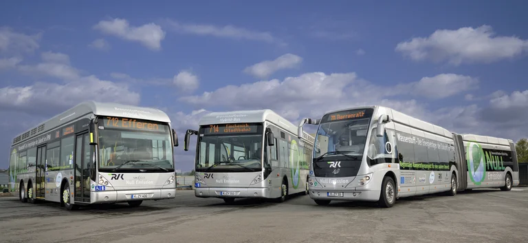 Verschiedene Busse aus der RVK-Wasserstoffbusflotte
