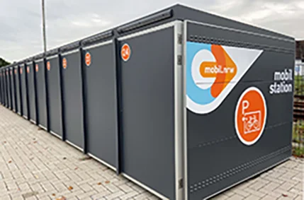 Graue Bikehotels mit mobil.nrw-Logo in Orange auf der Seite