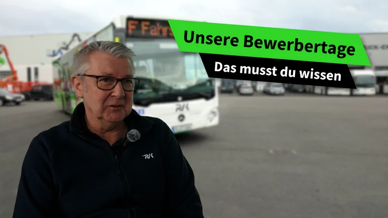 Dass Bild zeigt RVK-Recruiter Egbert Wagener während eines Interviews vor einem Bus