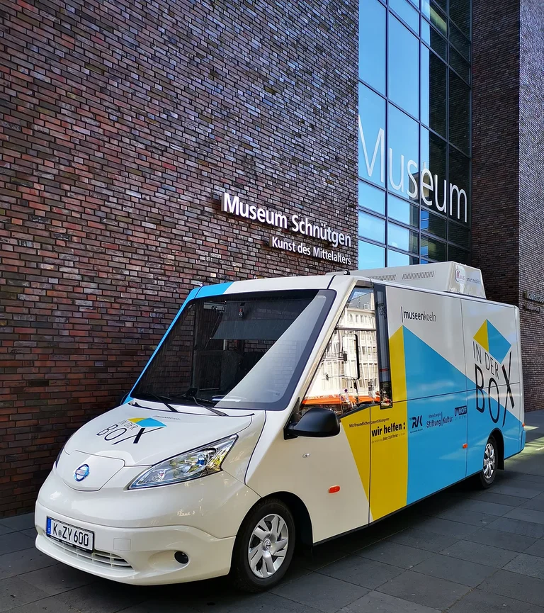 Kleiner Bus als Museum in der Box, welcher direkt zu den Menschen kommt