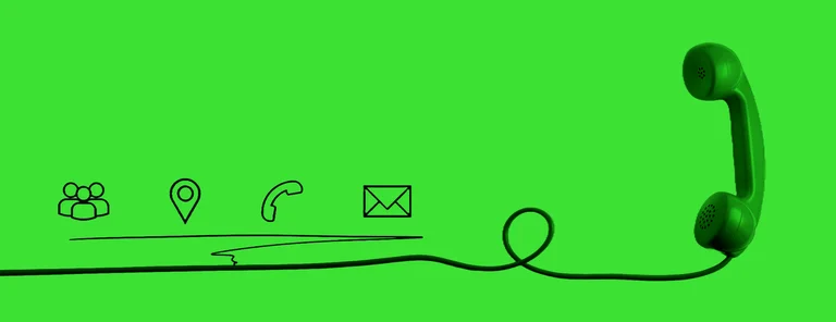 Grafik vom Telefonhörer mit den Icons von Personen, Standort, Telefon und Mail.