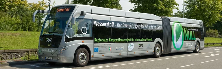 Der Phileas APTS Wasserstoff-Bus rockt mit seiner Null Emissions-Folierung die Straßen 