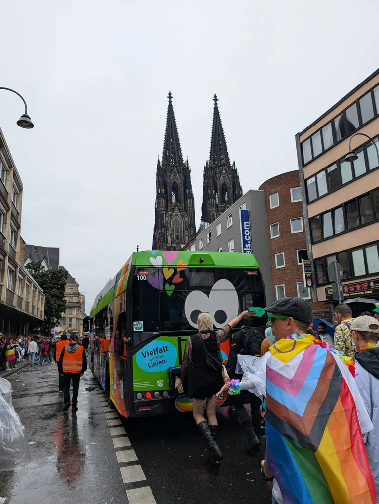 Das Bild zeigt den RVK-CSD-Bus und im Hintergrund den Kölner Dom
