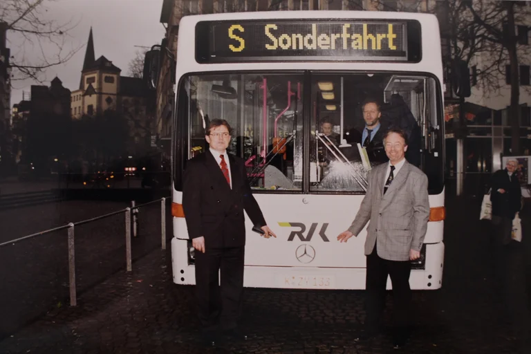 Präsentation des neuen RVK-Logos an einem Bus.