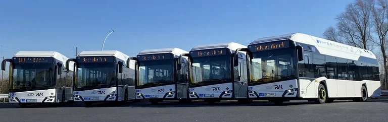 Fünf Solaris Urbino Koms (Wasserstofffahrzeuge) wurden nebeneinander aufgereiht.