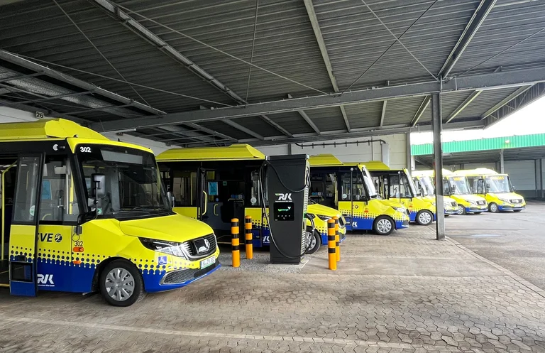 7 E-Bussis samt E-Ladesäule am Standort Euskirchen