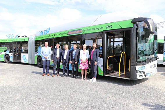 Einflottung der neuen Solaris Wasserstoff-Gelenkbusse.