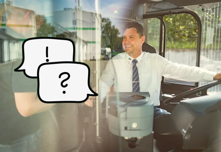 Busfahrender sitzt in seiner Buskabine und ist im Gespräch mit einem reinkommenden Kunden. Darauf die Icons von Frage und Antwort-Sprechblasen.