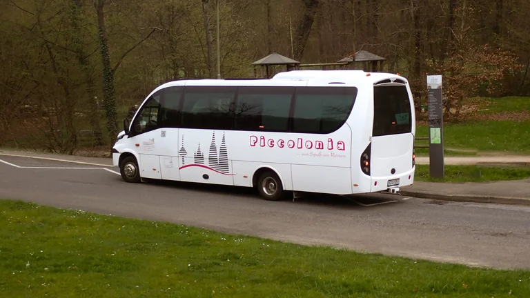 Bergischer Wanderbus an einem Waldstück