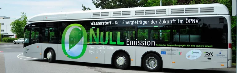 Der Wasserstoffbus Van Hool A330fc mit seiner damals neuen Folierung zum Unternehmensprojekt Null Emission