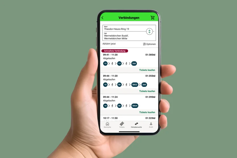 Foto eines Smartphones mit einer Ansicht der RVK.mobile-App