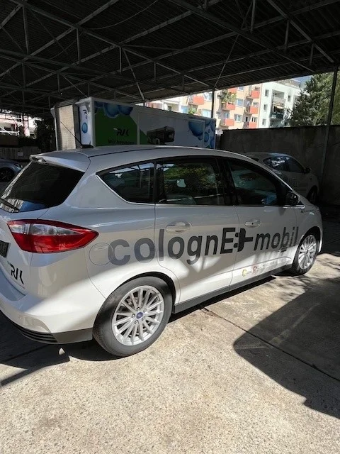 Ford C-Max PHEV - Seitenansicht Beifahrer