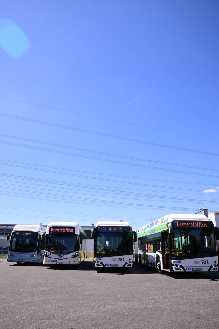 Vier Wasserstoffbusse verschiedener Hersteller sonnen sich in Meckenheim. Ein Van Hool neben einem Wrightbus und den Solaris urbino 12 sowie 18.