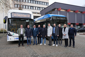 Gruppenbild vor den Linien 730 und 930 Das Bild zeigt ein Gruppenfoto vor den Bussen von RVK und REVG