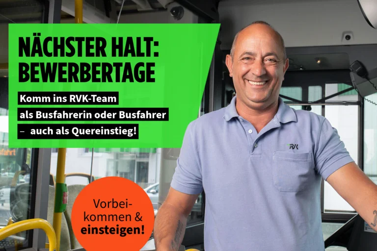Das Bild zeigt einen lachenden Mann, der in einem Bus steht und in die Kamera schaut. Daneben steht ein Hinweis auf die Bewerbertage.
