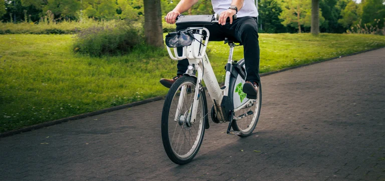 Person auf einem RVK e-Bike mit Beinen in der Luft