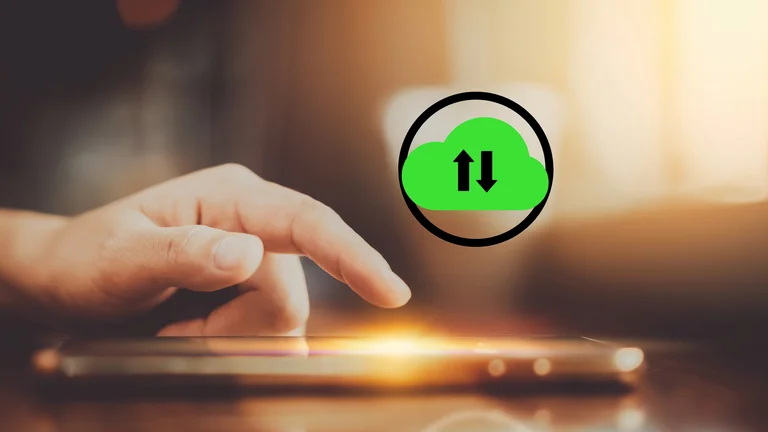 Hand auf Tastatur im Hintergrund, im Vordergrund ein Symbol aus grüner Wolke und schwarzen Pfeilen für Downloads