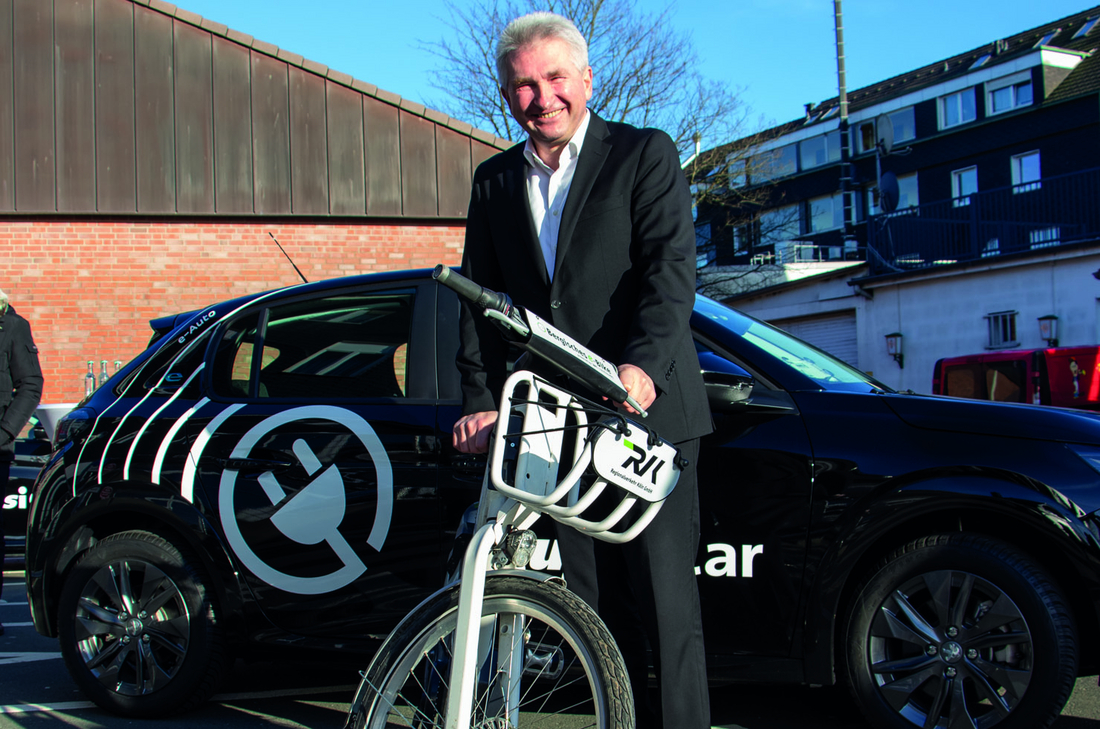 Minister Pinkwart testet ein Bergisches e-Bike
