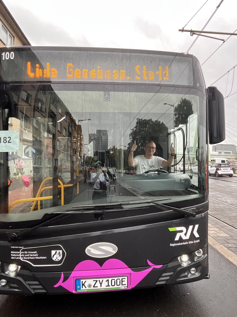 Das Bild zeigt einen Busfahrer der RVK, der aus dem Bus heraus einen Daumen nach oben streckt