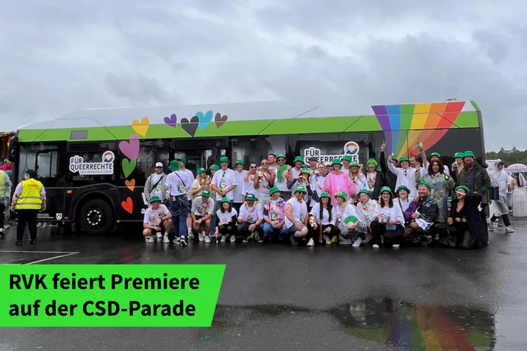 Das Bild zeigt ein Gruppenbild von RVK-Mitarbeitenden und Freunden vor einem Bus