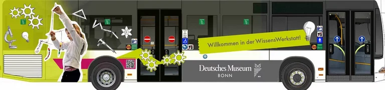 Bus in der Seitenansicht mit Aufdruck für das Deutsche Museum Bonn