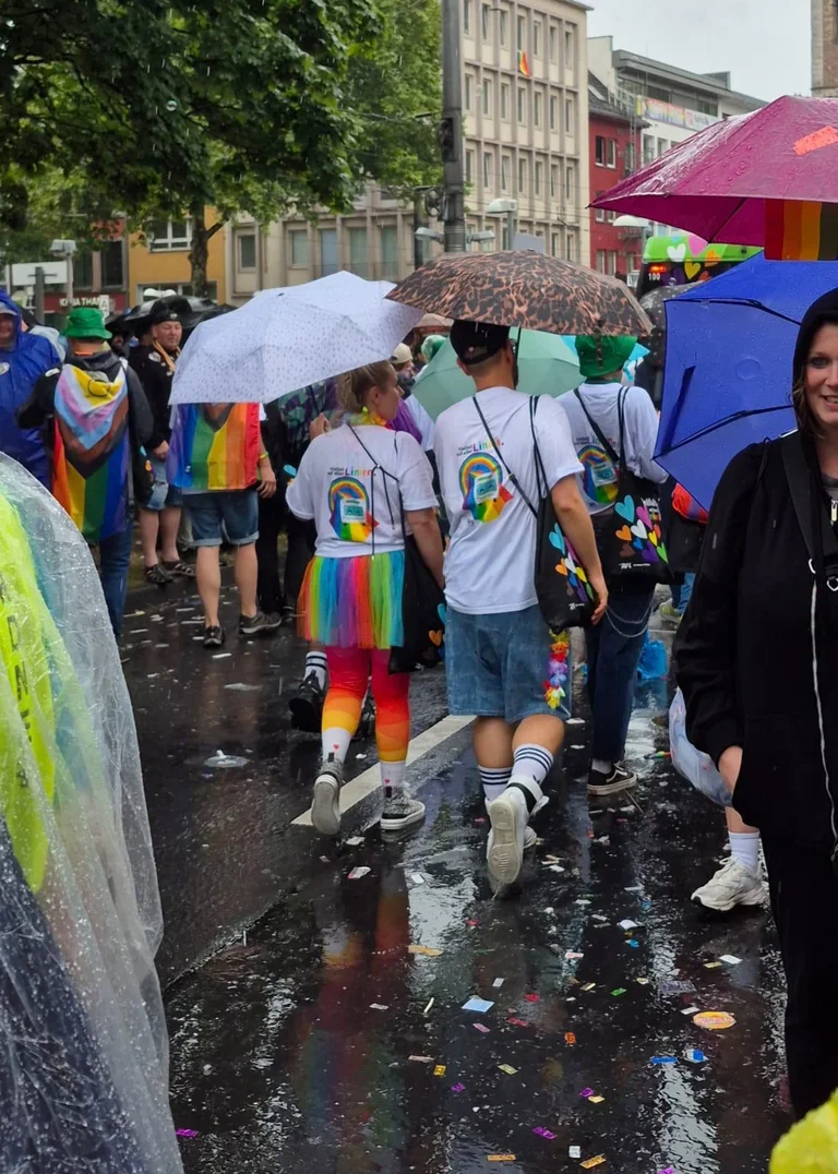 Das Billd zeigt zwei Mitarbeitende der RVK von hinten mit dem diesjährigen Mottoshirt