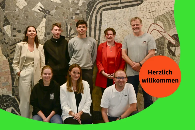 Das Bild zeigt die vier neuen Azubis der RVK uns ihre Auszubilderinnen und Ausbilder