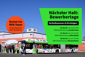 Die RVK Niederlassung mit Sonne und wolkenlosem Himmel, davor ein hübscher Recruitingbus und einem Pavilon, an welchem sich Besuchende drängen. Im Himmel ein Button mit den Worten "Komm ins RVK-Team als Busfahrerin oder Busfahrer" und einem Text daneben auf grünem Hintergrund, auf welchem steht: "Nächster Halt: Bewerbertage. Vorbeikommen und einsteigen. 23.08.25 von 10-14 Uhr RVK-Niederlassung Euskirchen, 27.08.25 von 10-14 Uhr RVK-Niederlassung Bornheim und 28.08.25 von 10-14 Uhr RVK-Niederlassung Meckenheim."
