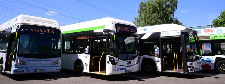 Vier Wasserstoffbusse verschiedener Hersteller sonnen sich in Meckenheim. Ein Van Hool neben einem Wrightbus und den Solaris urbino 12 sowie 18.