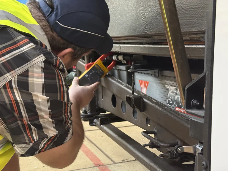 Mitarbeiter bei der Busabnahme