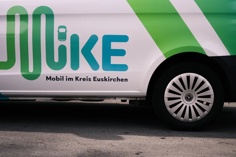 Closeup vom Großraum-Auto für On-Demand-Verkehr mit Folierung MiKE (Mobil im Kreis Euskirchen).