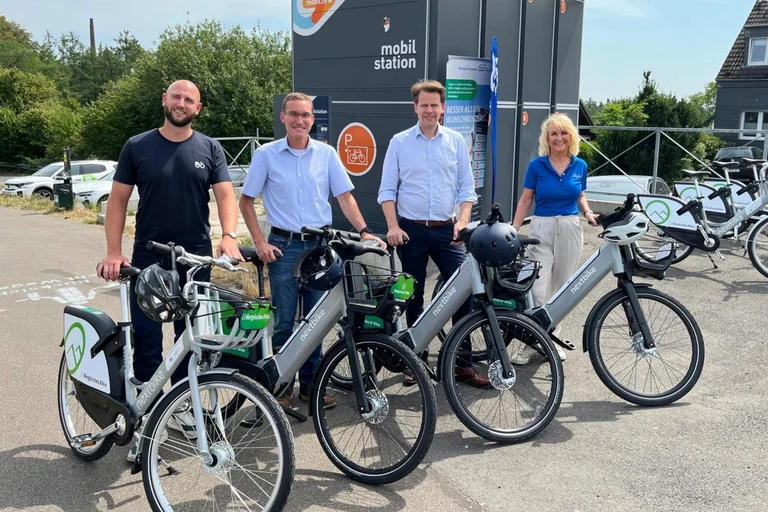 Das bIld zeigt Jonas Löhr, Dr. Marcel Frank, Landrat Arne von Boetticher und Gabi Wilhelm vor den neuen Bergischen e-Bikes