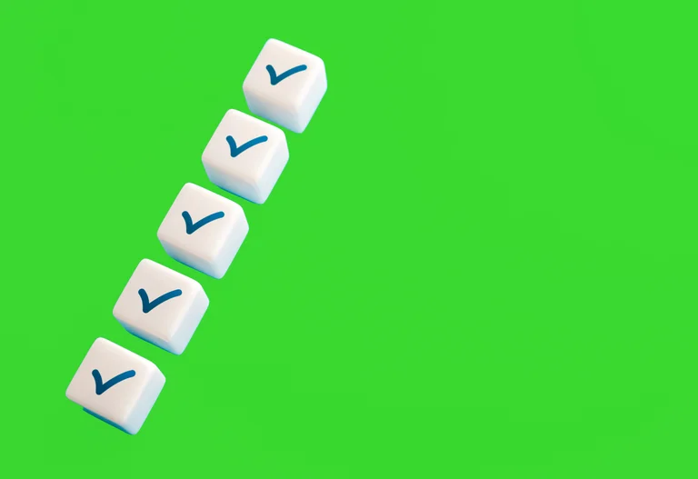 Grafik mit Würfeln, die untereinanderaufgereiht sind und jeweils ein Häkchen zeigen