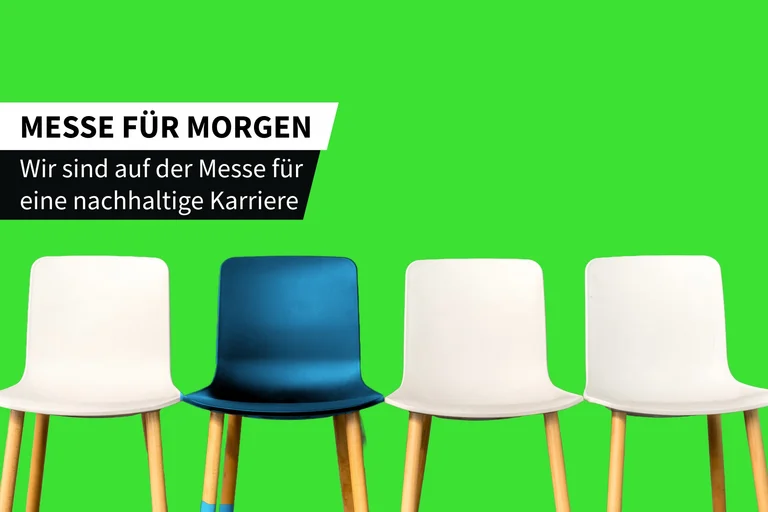 Die Grafik zeigt vier Stühle. Einer davon hat eine blaue Sitzschale und steht für die Jobpositionen, die bei der RVK zu besetzen sind