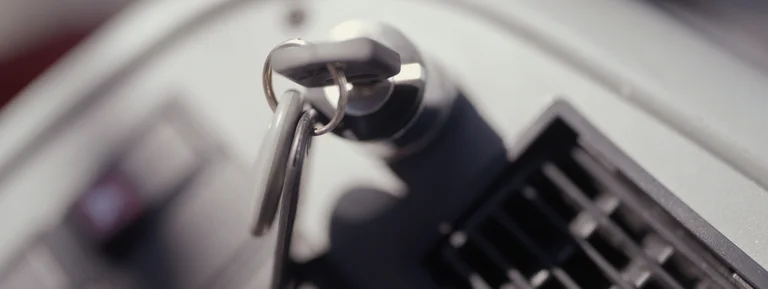 Closeup eines steckenden Schlüssels eines Busses.