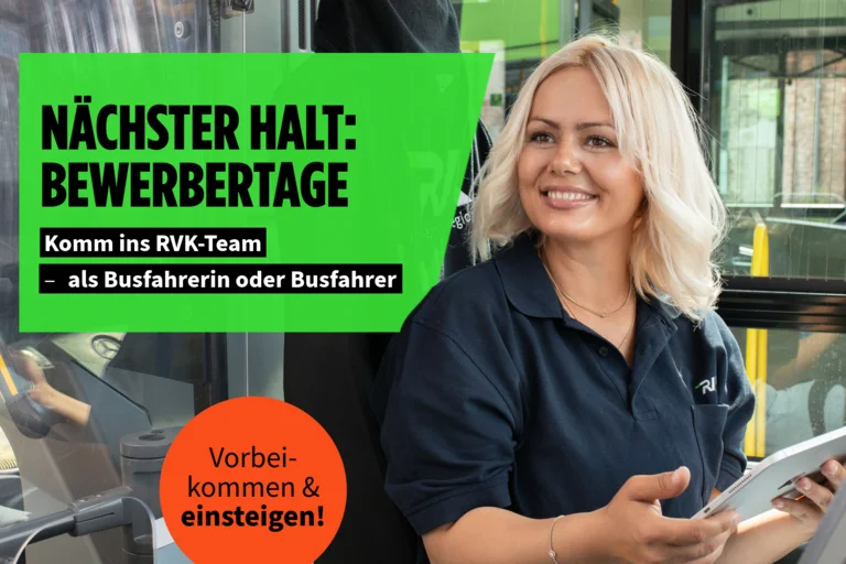 Das Bild zeigt eine blone Busfahrerin der RVK, die ein Tablet in der Hand hält und in die Kamera lächelt.