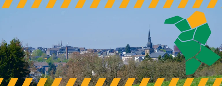 eine Ansicht der Stadt Wermelskirchen mit orangenen BArken, die für eine Linienänderung im Kreis stehen