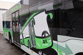 Das Bild zeigt die Seitenansicht des Fahrschulbus, auf dem ein gezeichneter Bus abgebildet ist.