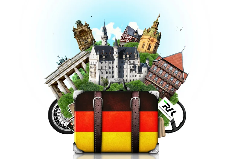 Koffer mit Deutschlandflagge, in welchem sich Fahrräder sowie diverse bekannte deutsche Wahrzeichen befinden. 