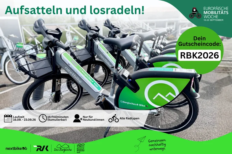 Dss Bzeigt drei Bergische e-Bikes, die nebeneinander stehen,
