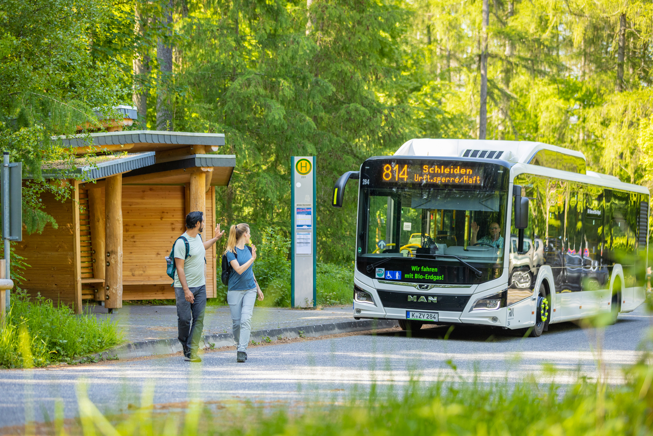 Wanderer an der Haltestelle des KermeterShuttle ©Eifel Tourismus GmbH, Dominik Ketz Wanderer an der Haltestelle des KermeterShuttle ©Eifel Tourismus GmbH, Dominik Ketz