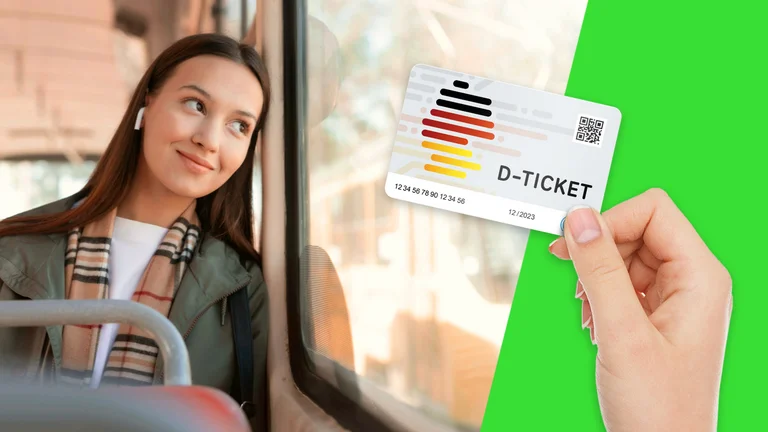 Im Hintergrund ein Bild von einer lächelnden jungen Frau, welche aus dem Fenster eines Busses schaut. Vorne eine Hand, welche ein Deutschlandticket vor grünem Hintergrund präsentiert.