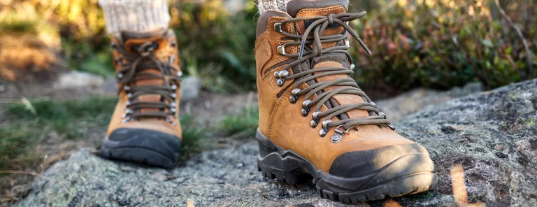 Closeup auf Schuhe eines Wandernden