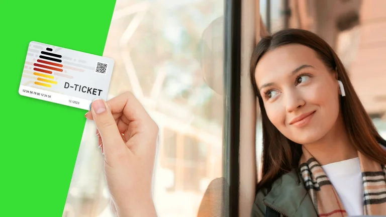 Im Hintergrund ein Bild von einer lächelnden jungen Frau, welche aus dem Fenster eines Busses schaut. Vorne eine Hand, welche ein Deutschlandticket vor grünem Hintergrund präsentiert.