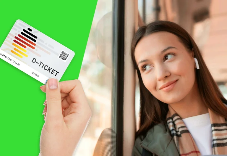 Im Hintergrund ein Bild von einer lächelnden jungen Frau, welche aus dem Fenster eines Busses schaut. Vorne eine Hand, welche ein Deutschlandticket vor grünem Hintergrund präsentiert.