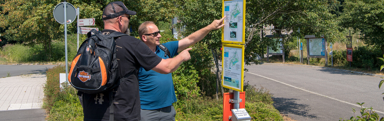 Wanderer an WanderBus-Haltestelle